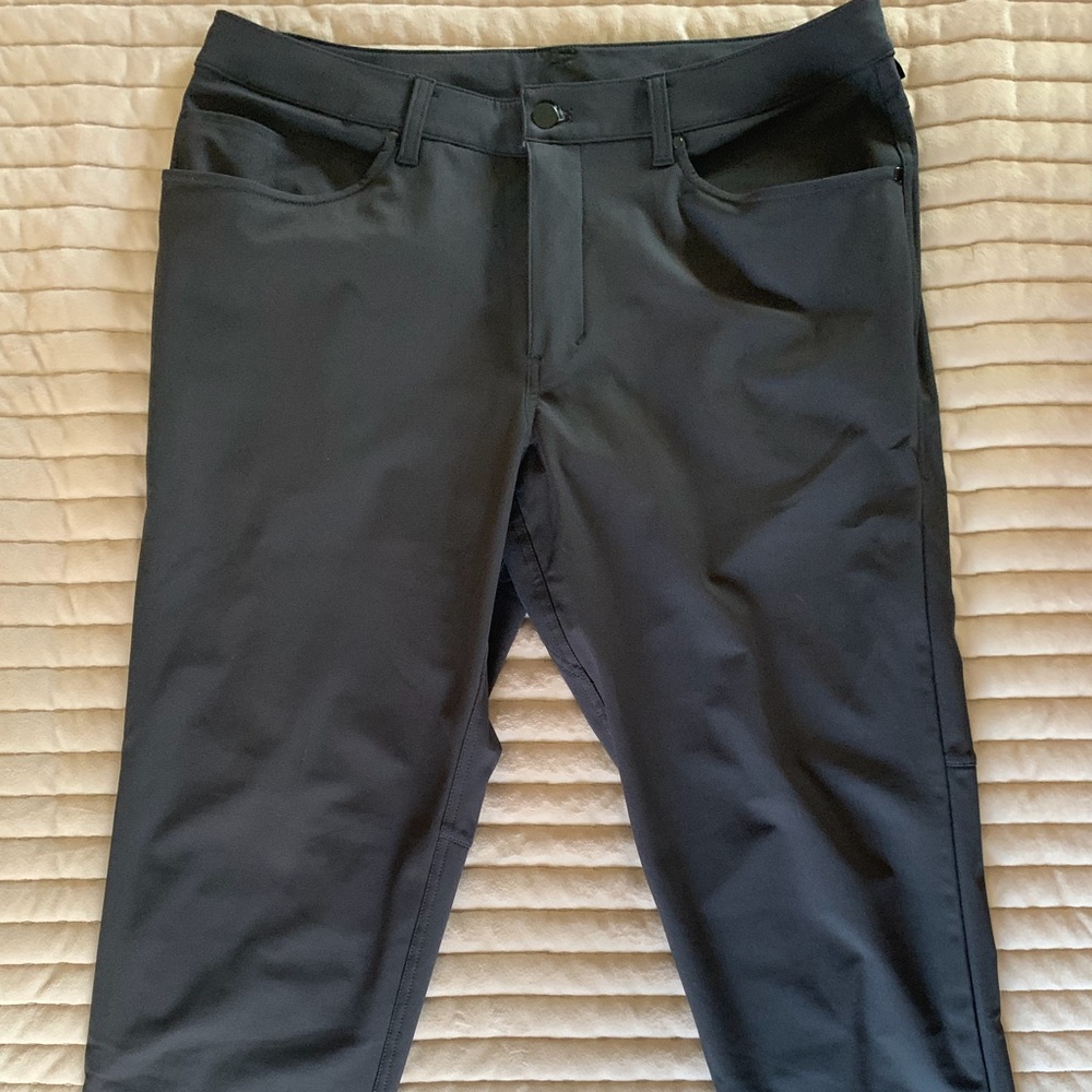 Lululemon Men’s Pant 35/30 Never worn.
